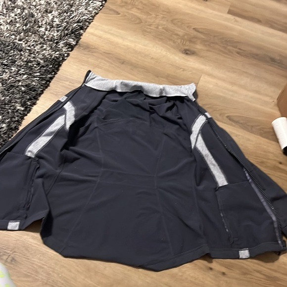 Lululemon define jacket size 10 FLAWED - Picture 7 of 9